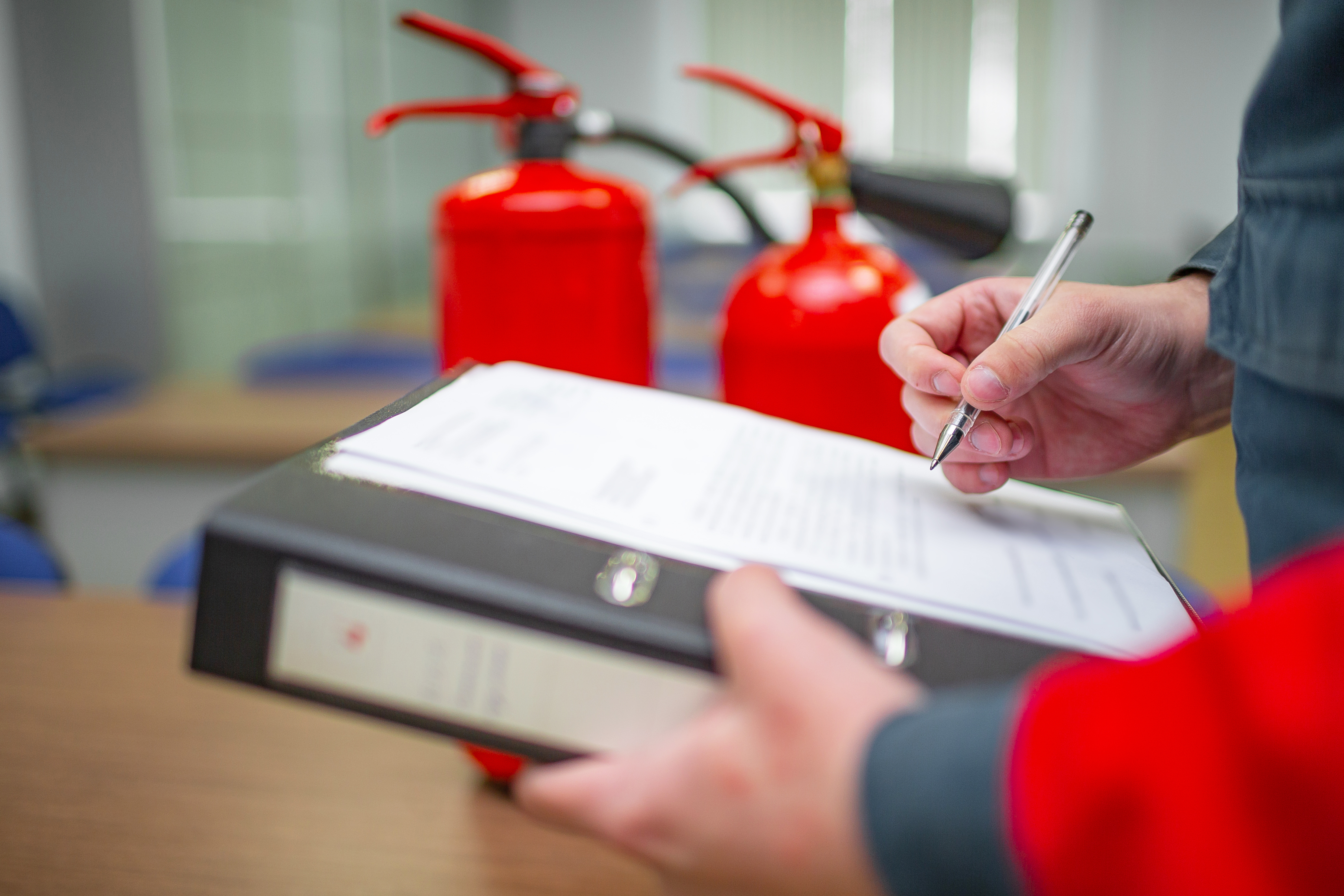 Kontrollerar brandskyddet mot en checklista